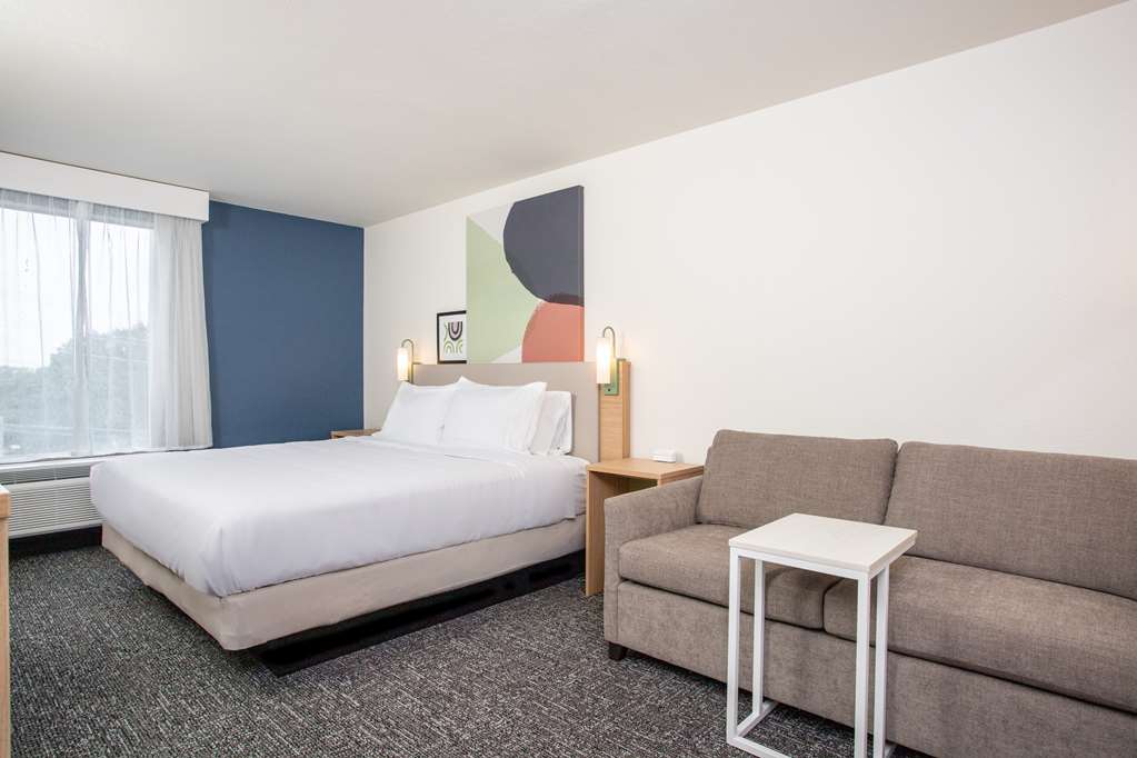 SPARK BY HILTON BRANSON-guestroom-Guest Room,On-Site.jpg