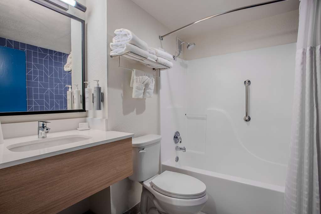 SPARK BY HILTON BRANSON-guestroom-Guest Room,Bathroom,On-Site.jpg