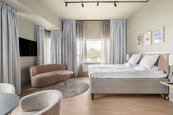 TB,NSMK,JRSTE,FULL BRKFST
