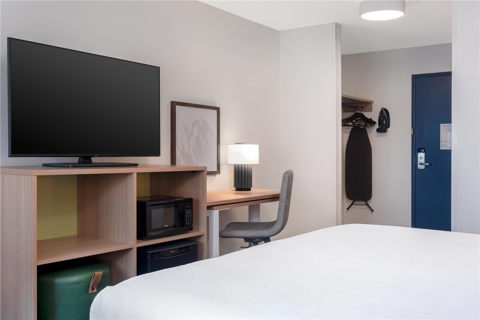 SPARK BY HILTON SPRINGFIELD EUGENE-guestroom-Guest Room,On-Site.jpg