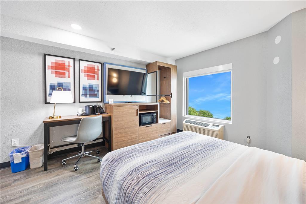 AMERICINN BY WYNDHAM URBANA-guestroom-Guest Room,On-Site.jpg