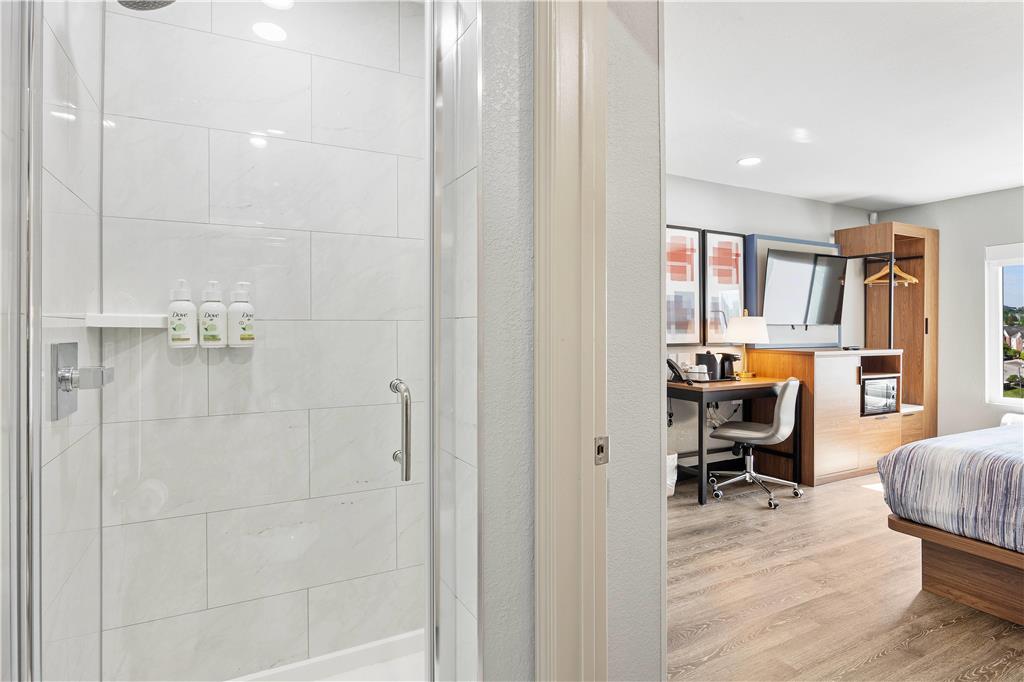 AMERICINN BY WYNDHAM URBANA-guestroom-Guest Room,Bathroom,On-Site.jpg