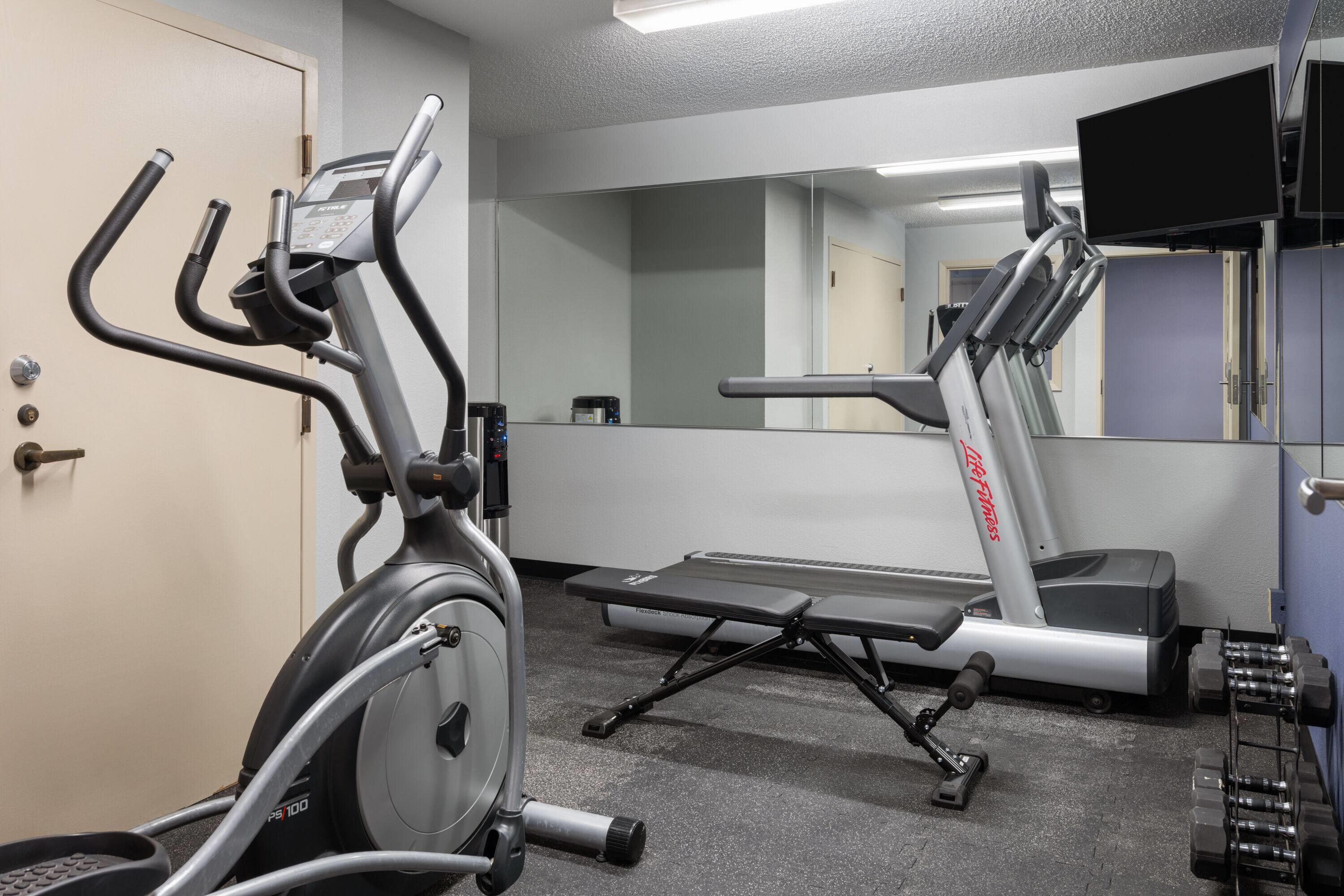 Health club fitness center gym | Howard Johnson by Wyndham Urbana