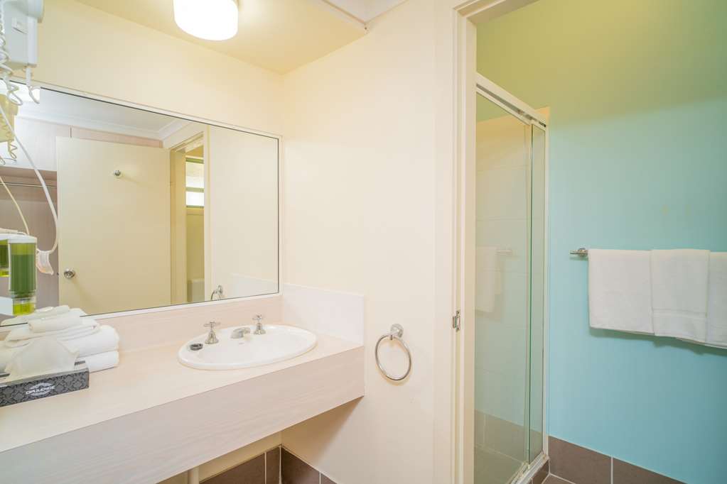 BALLINA BEACH RESORT-guestroom-Guest Room,Bathroom,On-Site.jpg