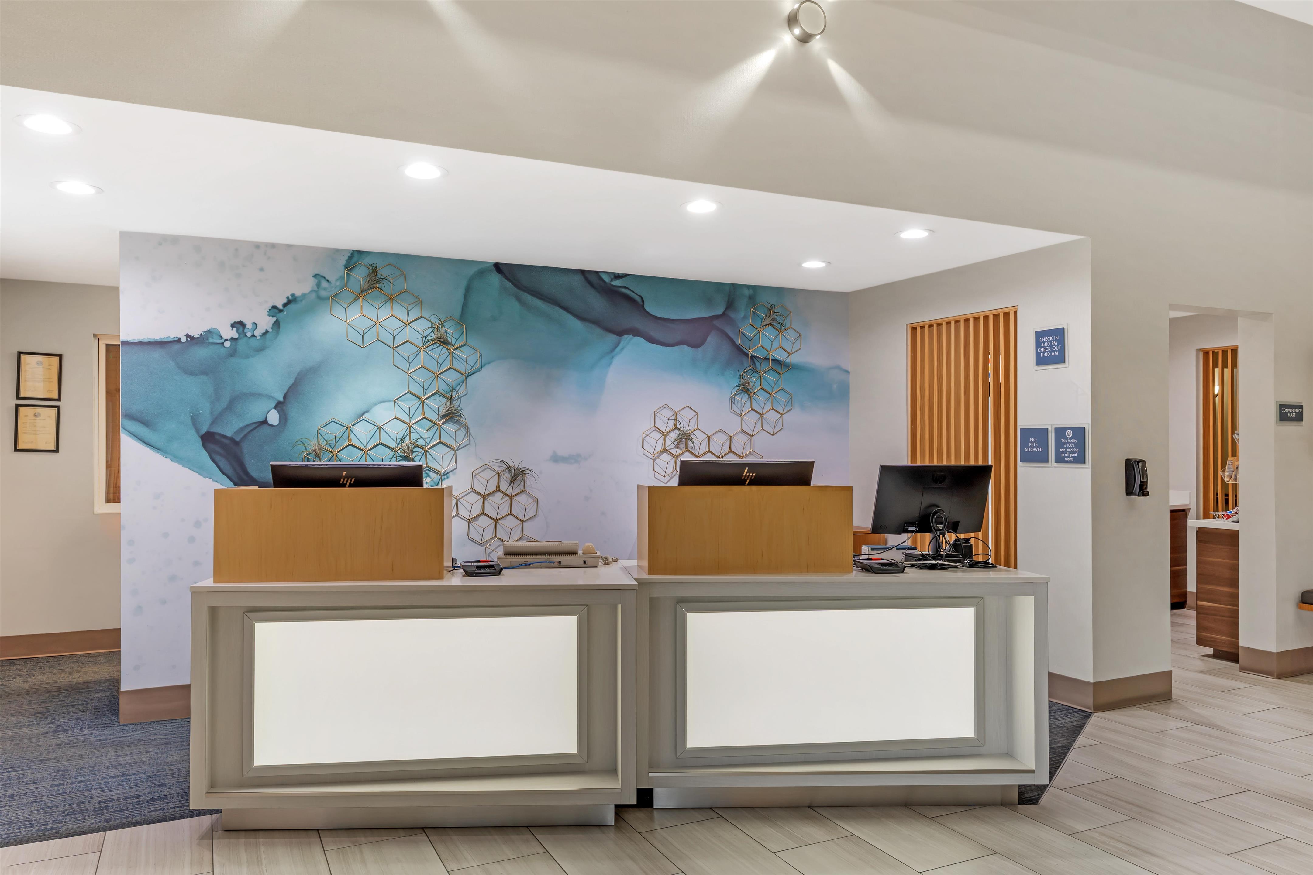 Front desk reception | Best Western Plus Burlington Skagit Valley Inn