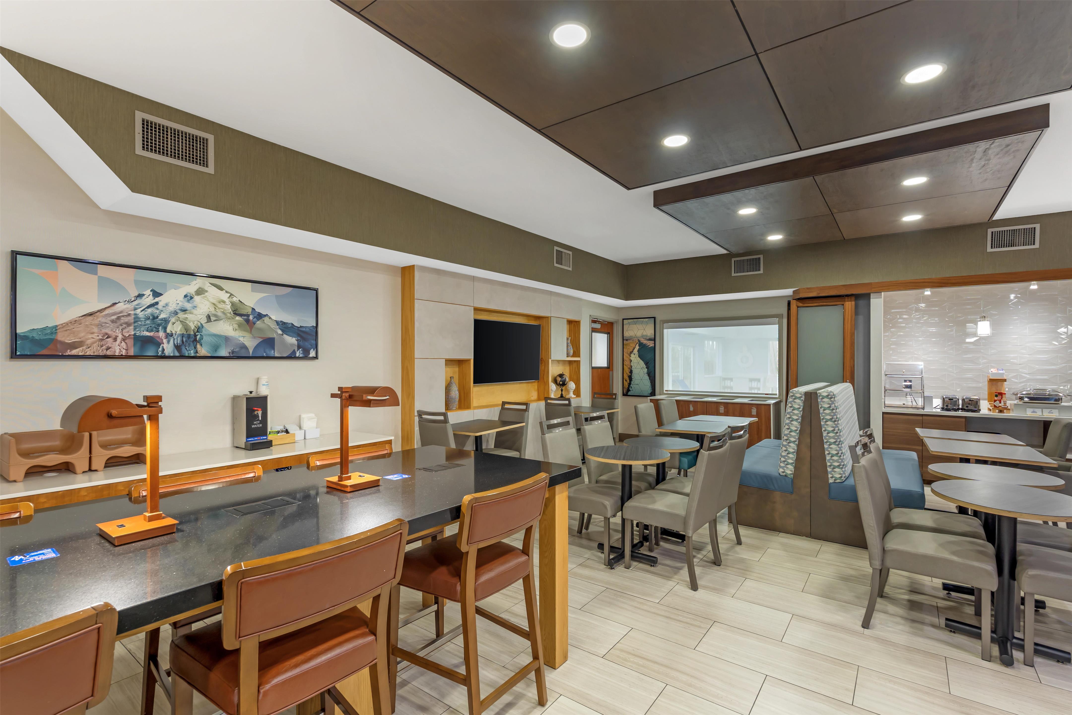 Breakfast Area | Best Western Plus Burlington Skagit Valley Inn