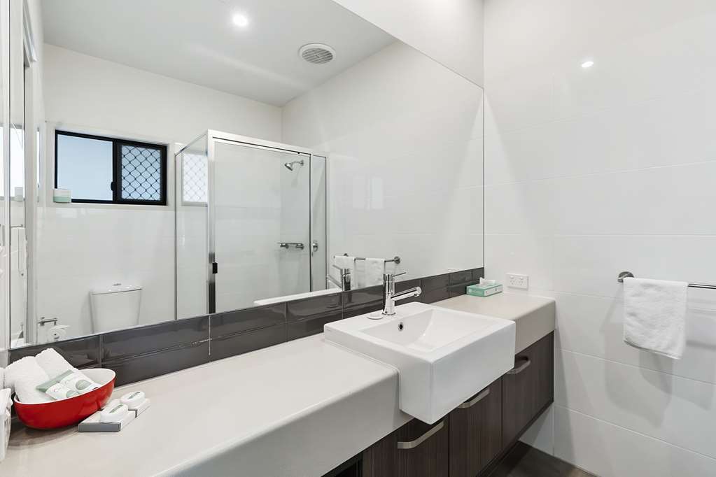 QUALITY RESORT PARKHURST-guestroom-Guest Room,Bathroom,On-Site.jpg