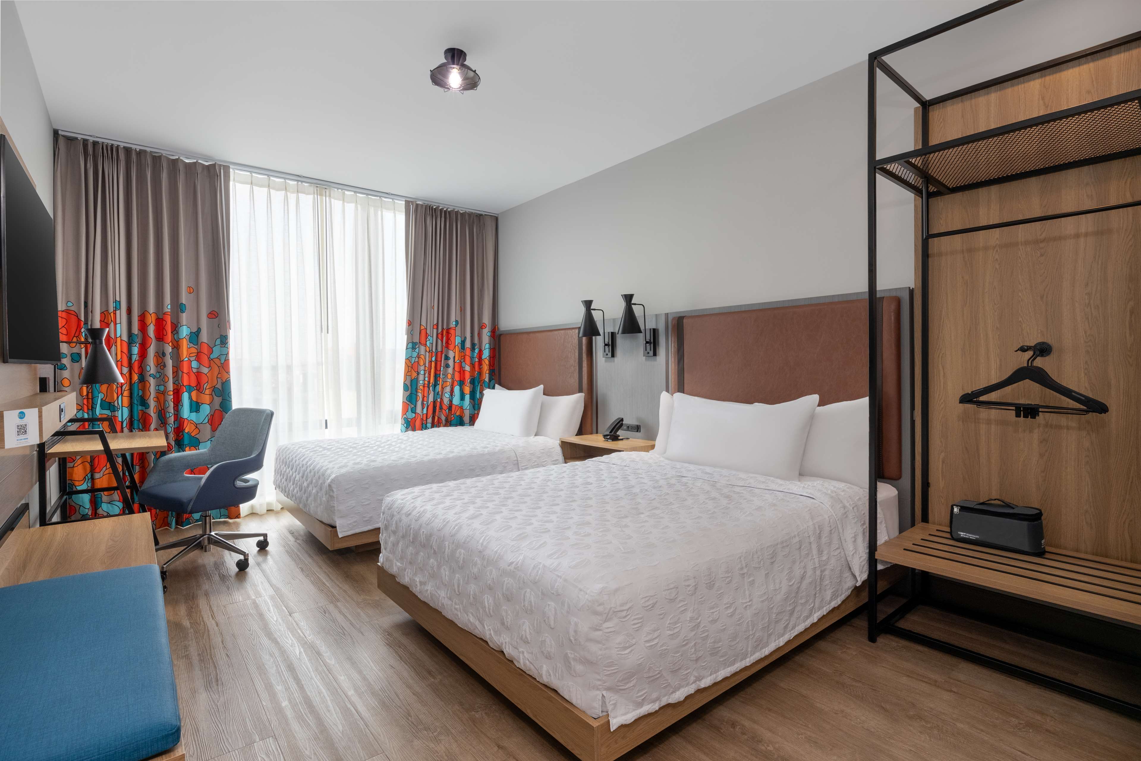 Tru by Hilton Brooklyn Room Type - 2 QN MOB HEAR ACC RI-SHWR