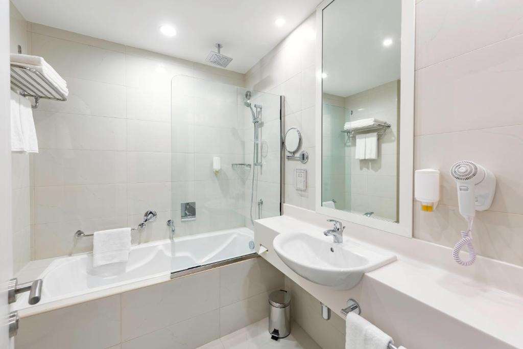 CITYMAX HOTEL RAS AL KHAIMAH-guestroom-Guest Room,Bathroom,On-Site.jpg