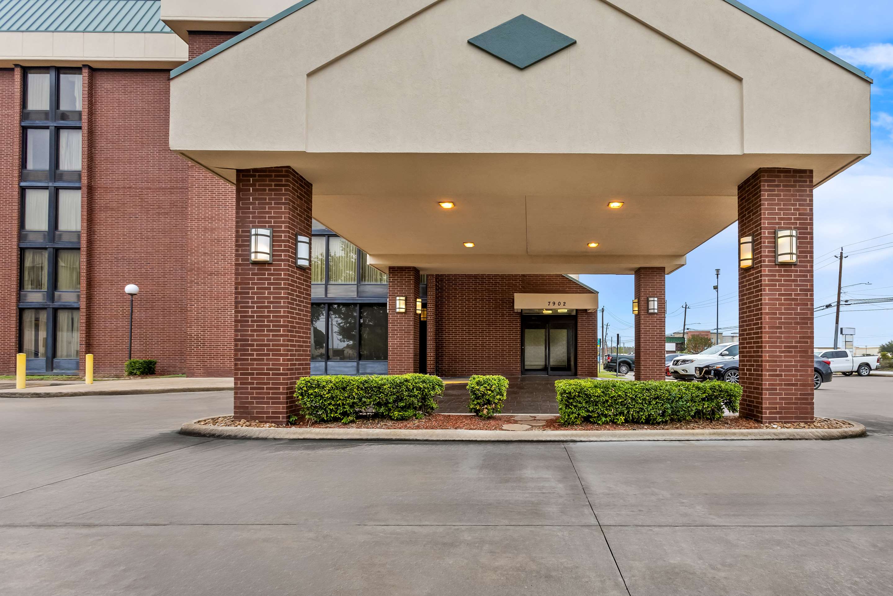 SE Houston Hobby Airport Exterior | Sonesta Essential Houston Hobby Airport