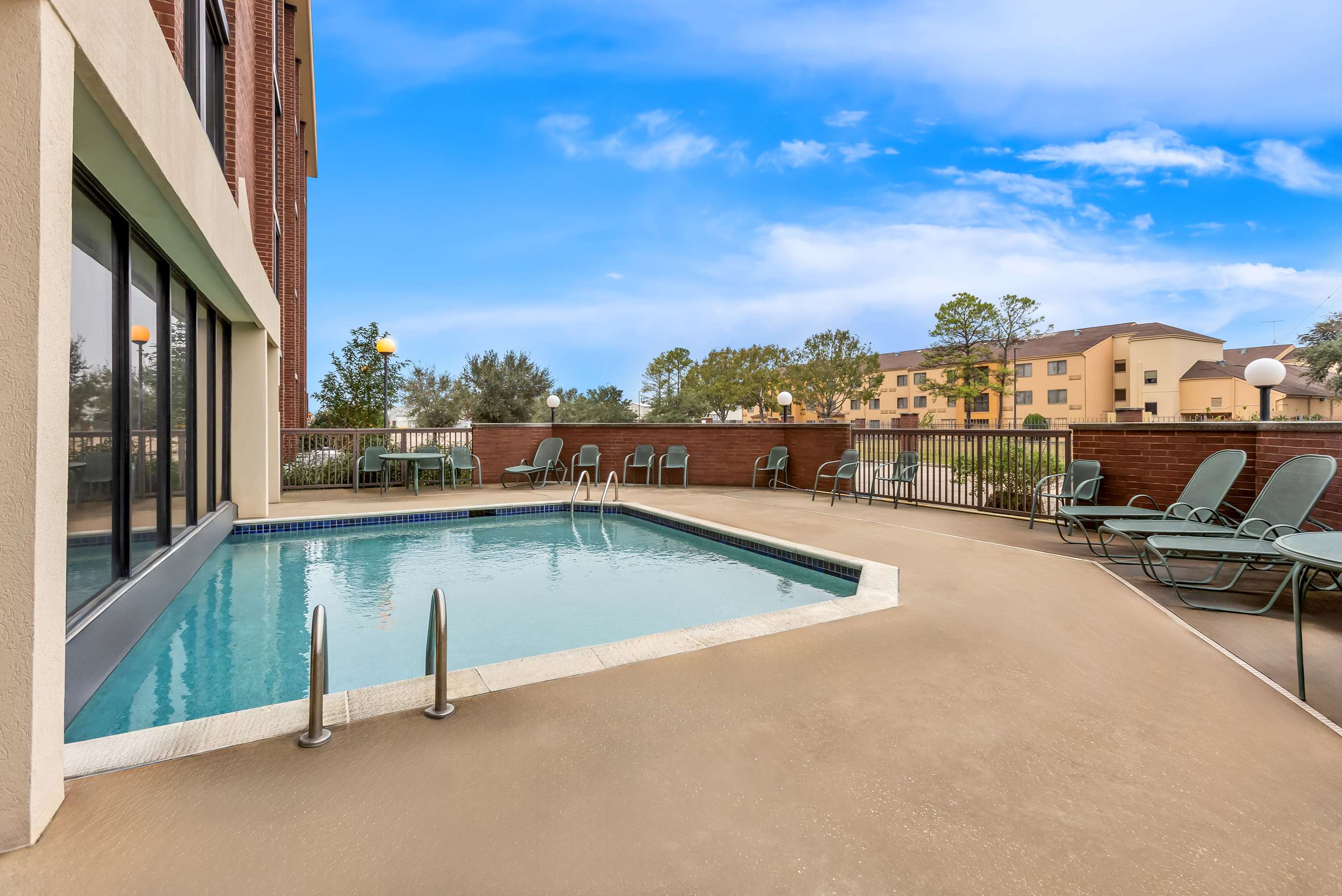 SE Houston Hobby Airport Pool | Sonesta Essential Houston Hobby Airport