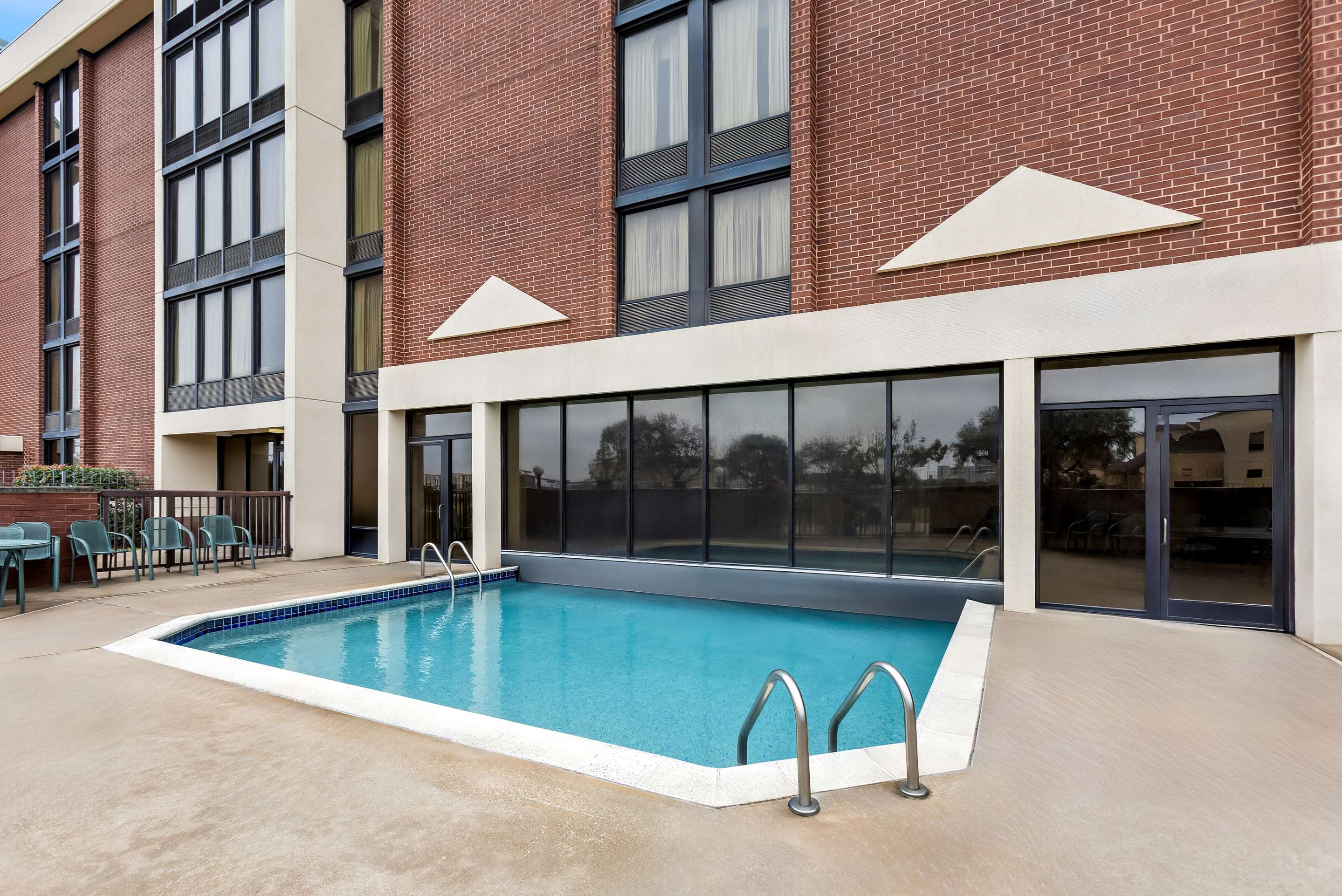 SE Houston Hobby Airport Pool | Sonesta Essential Houston Hobby Airport