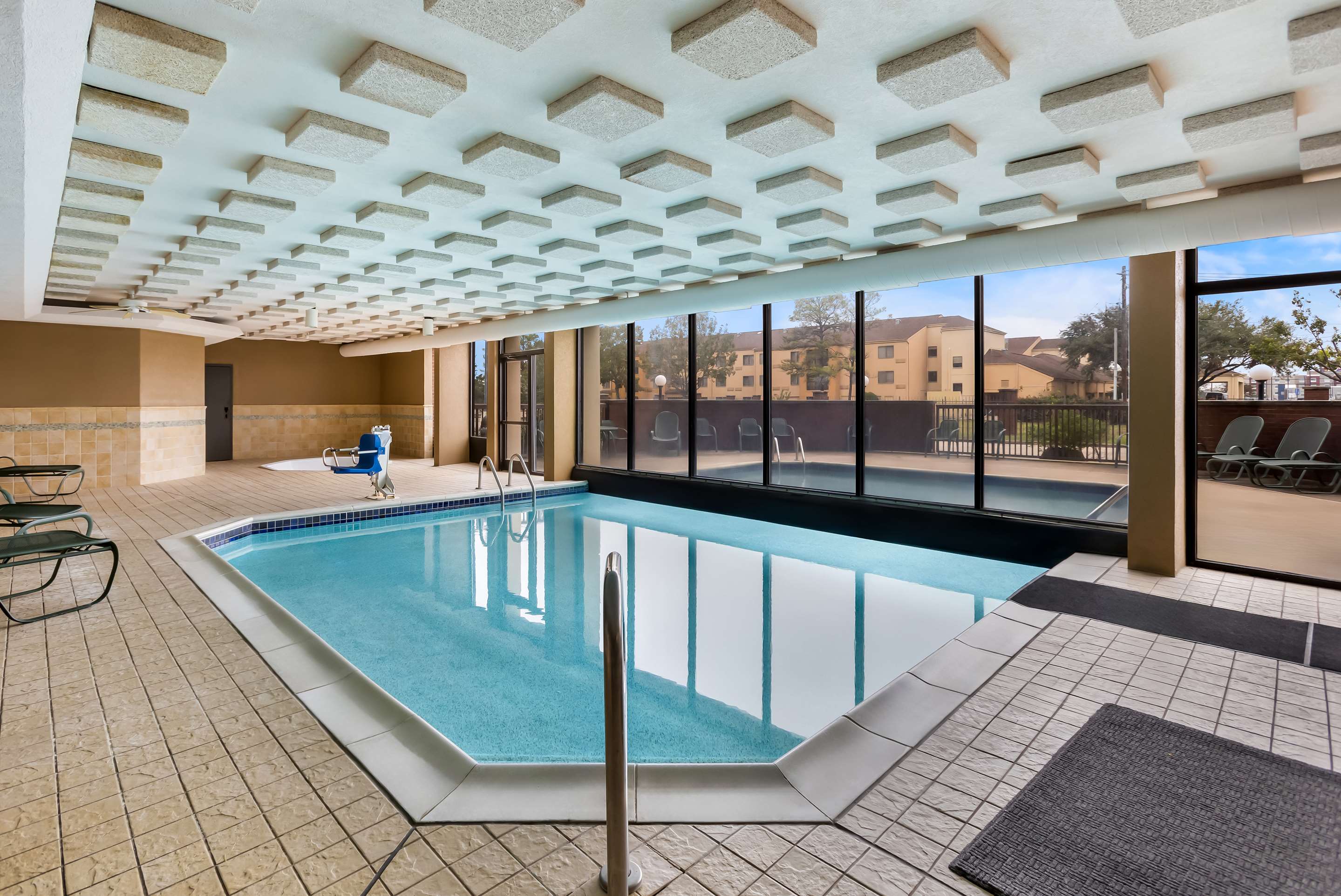 SE Houston Hobby Airport Pool | Sonesta Essential Houston Hobby Airport