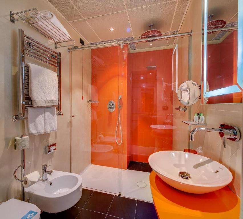 RUBENS HOTEL-guestroom-Guest Room,Bathroom,On-Site.jpg