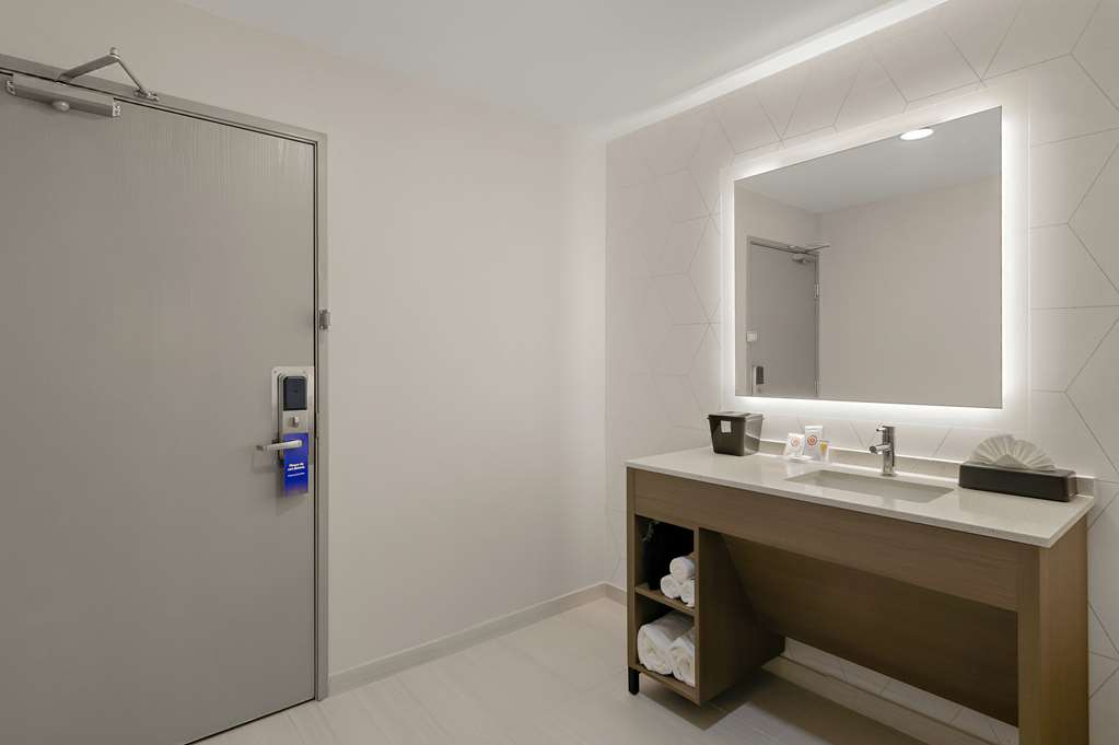 COMFORT INN CONROE-guestroom-Guest Room,Bathroom,On-Site.jpg