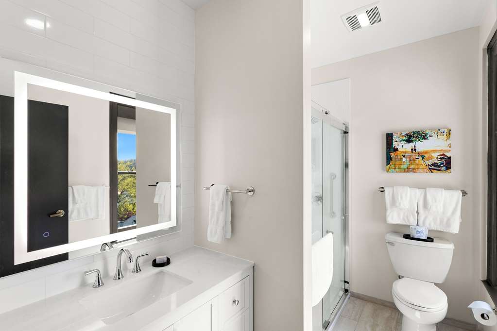 TYGART HOTEL AN ASCEND COLLECTION H-guestroom-Guest Room,Bathroom,On-Site.jpg