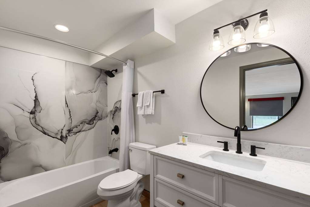 RAMADA BY WYNDHAM BAINBRIDGE-guestroom-Guest Room,Bathroom,On-Site.jpg