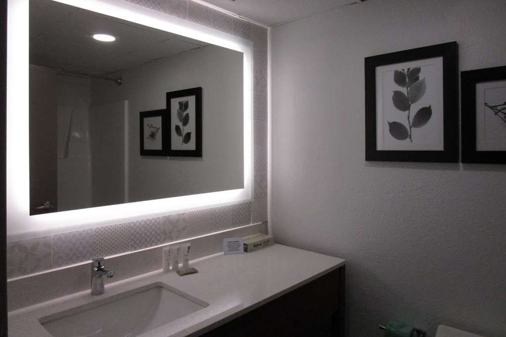 COUNTRY INN AND SUITES BY RADISSON-guestroom-Guest Room,Bathroom,On-Site.jpg