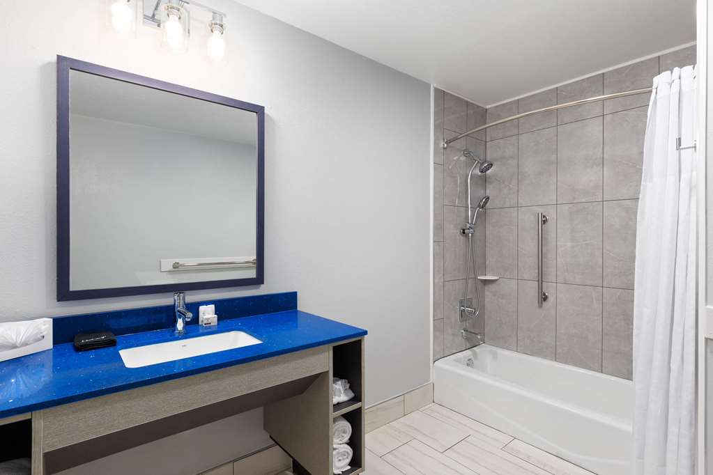 THE WALDEN TRADEMARK-guestroom-Guest Room,Bathroom,On-Site.jpg