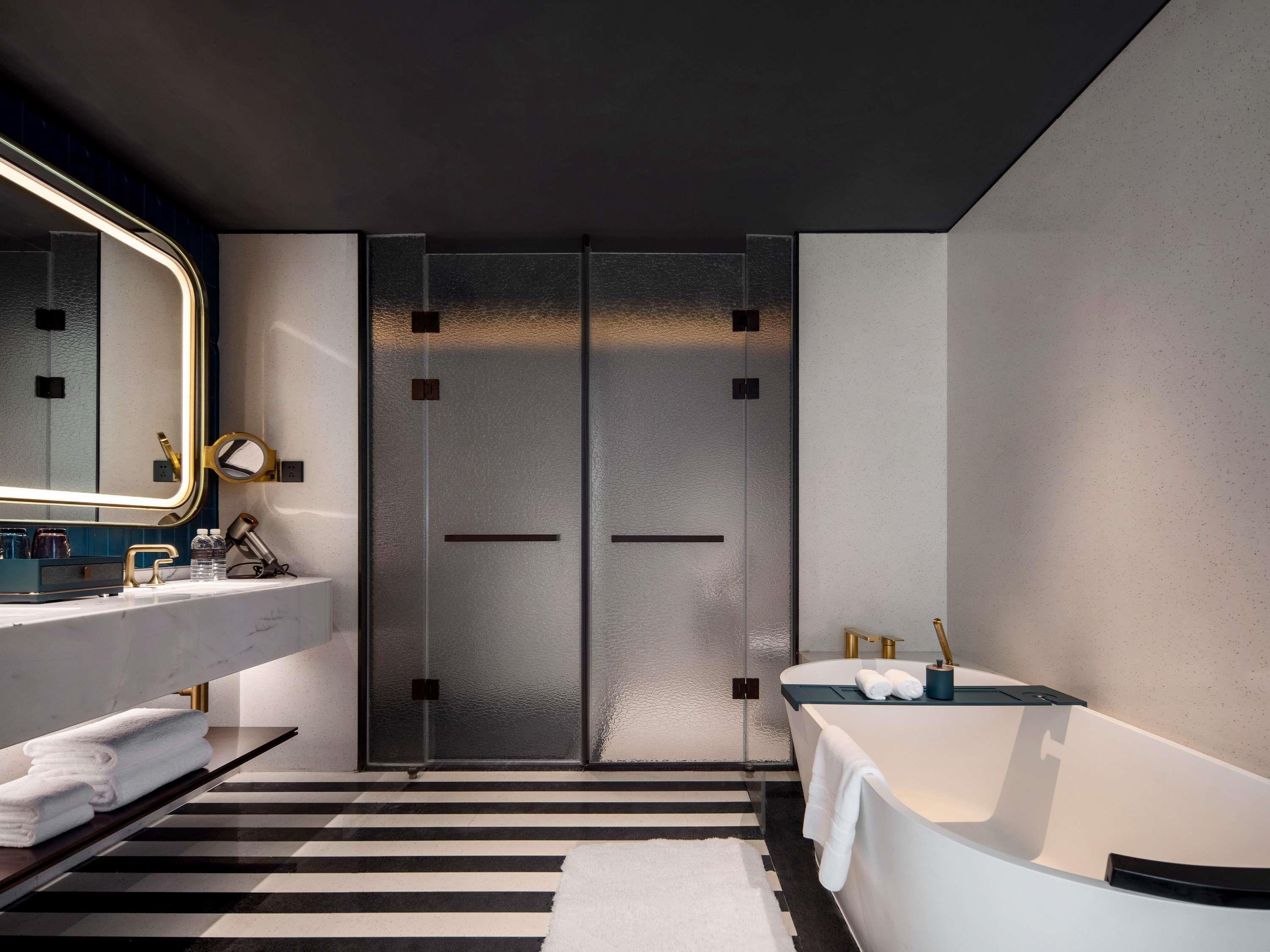 Sofitel Shanghai North Bund Room Type - PRESTIGE SUITE with One King-size Bed and Club Millésime Access Sofitel Shanghai North Bund Room Type - PRESTIGE SUITE with One King-size Bed and Club Millésime Access
