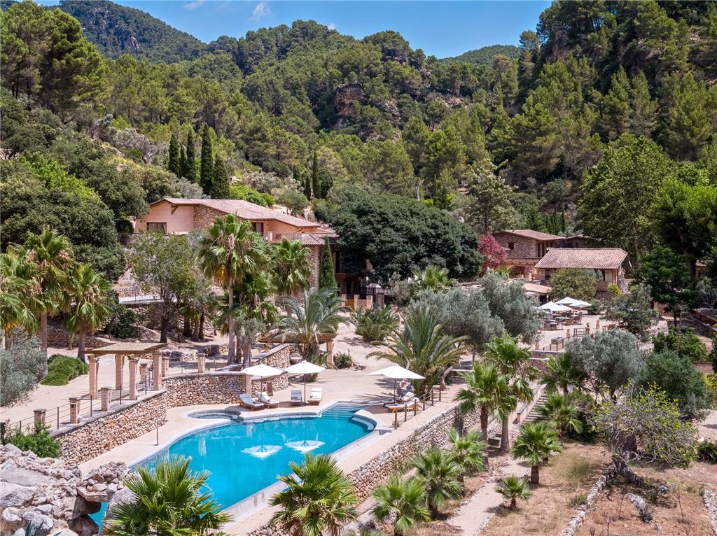FINCA RATXO, MEMBER OF MELIA COLLEC-guestroom-Guest Room,Guest Room Amenity,Pool,Architecture,On-Site,Outdoor/Exterior,People,Exterior View of Building,Family.jpg