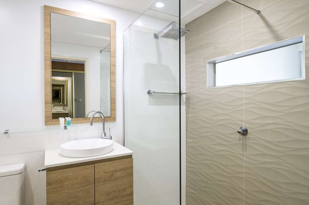 NOAHS ON THE BEACH-guestroom-Guest Room,Bathroom,On-Site.jpg