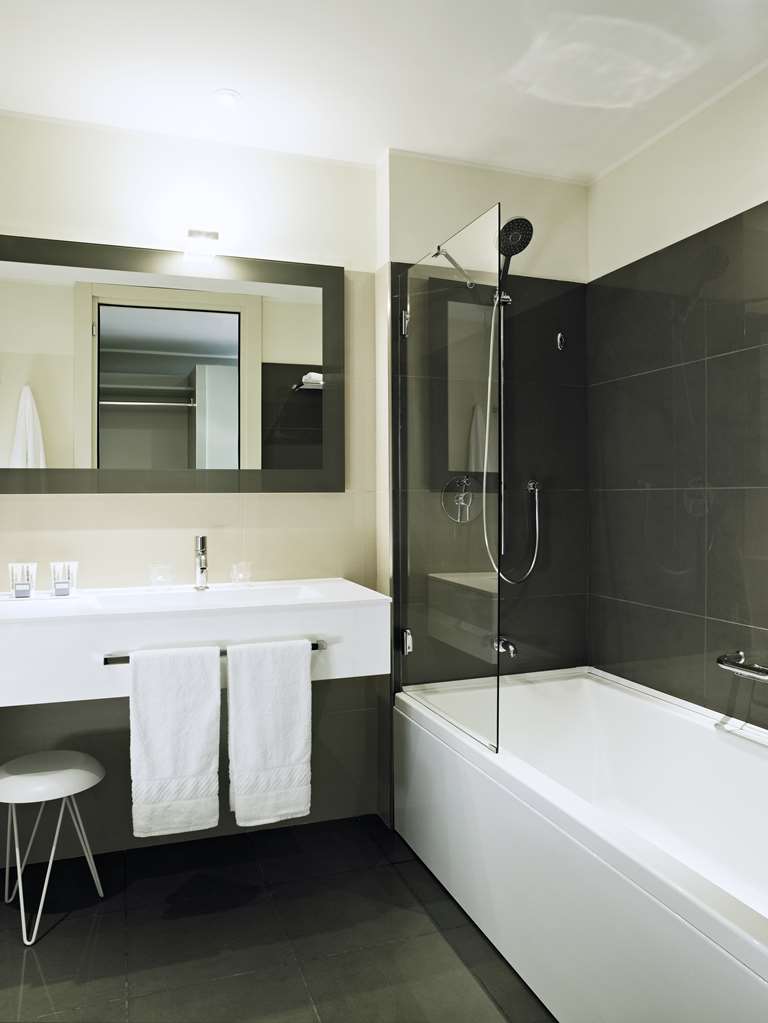 MOVE HOTELS VENEZIA NORD-guestroom-Guest Room,Bathroom,On-Site.jpg