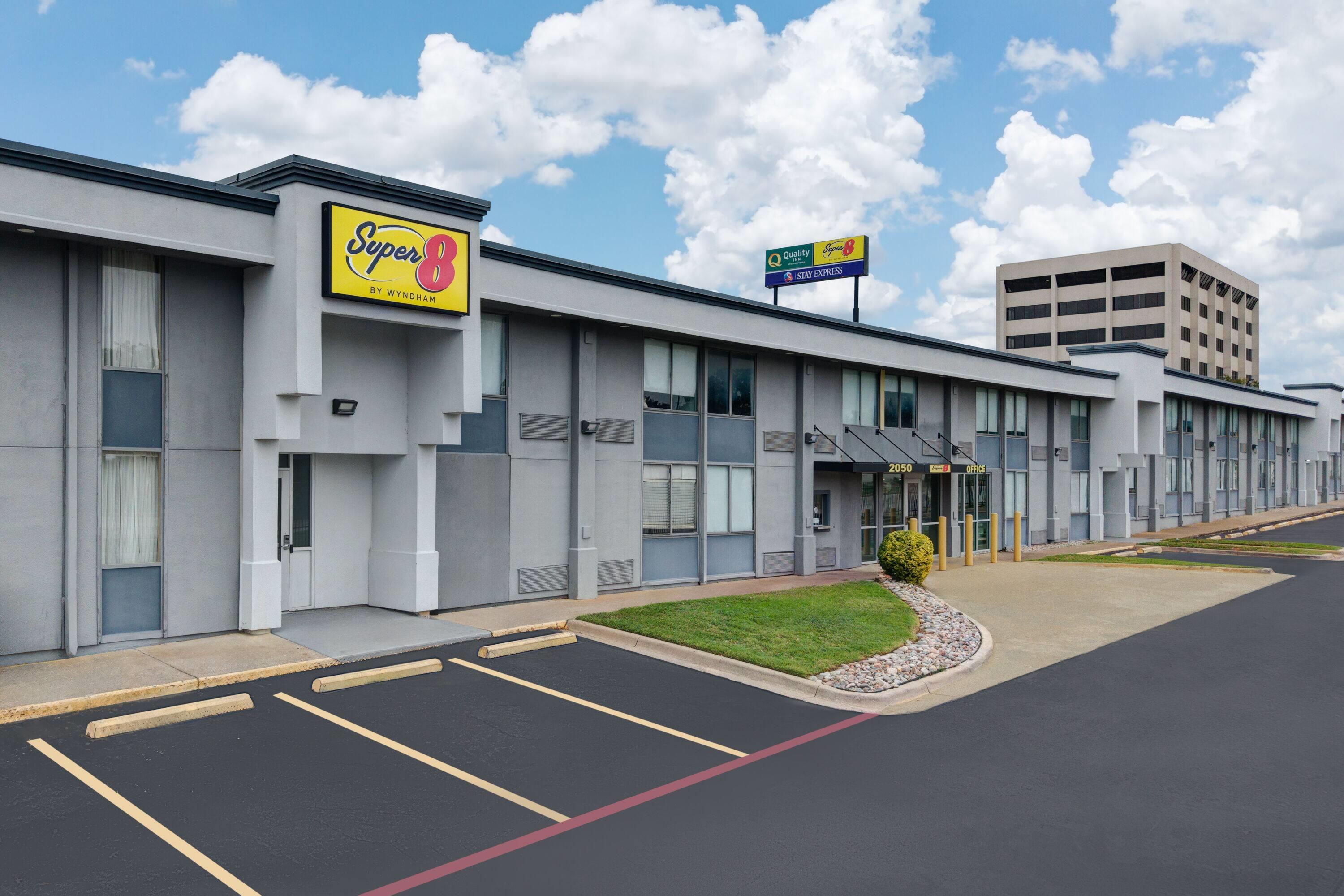 Exterior | Super 8 by Wyndham Fort Worth Entertainment District
