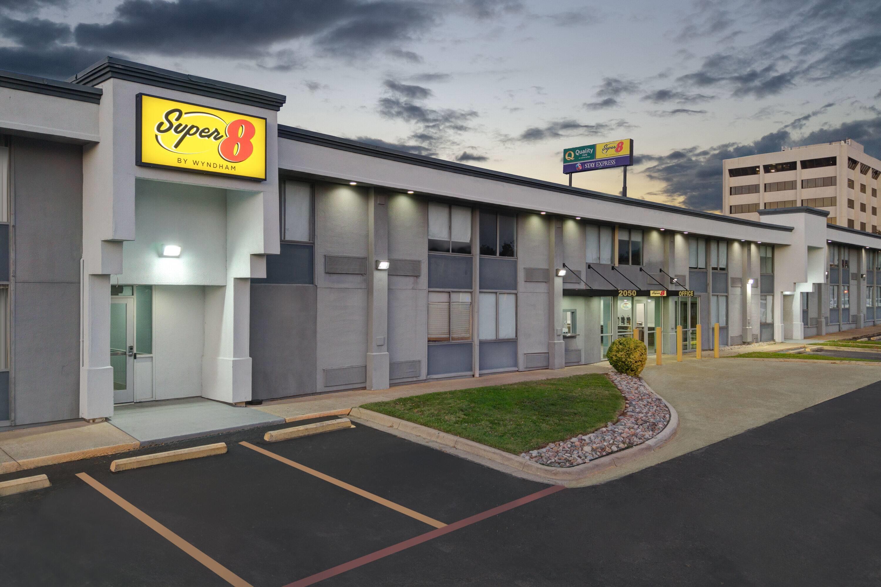 Exterior | Super 8 by Wyndham Fort Worth Entertainment District