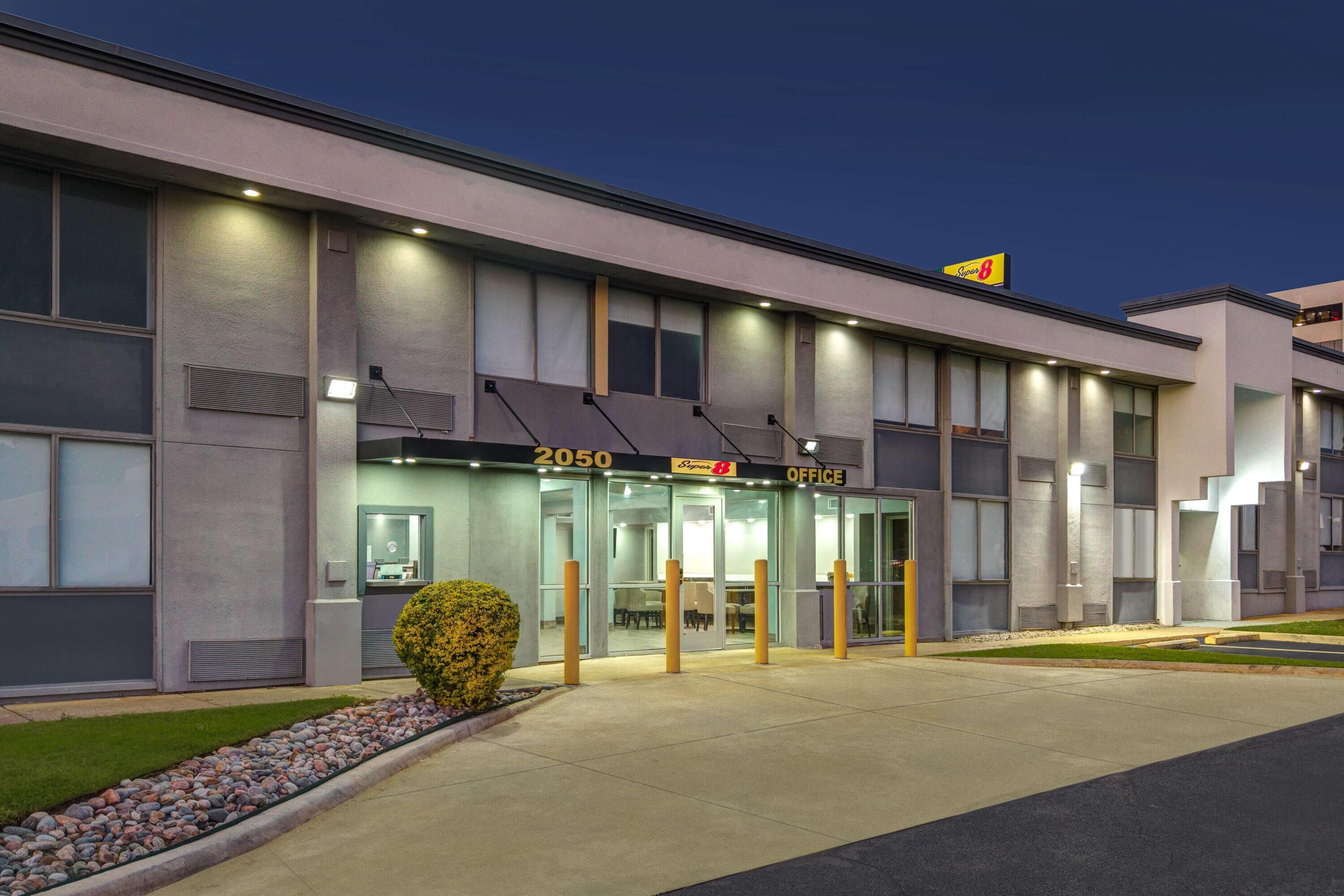 Exterior | Super 8 by Wyndham Fort Worth Entertainment District