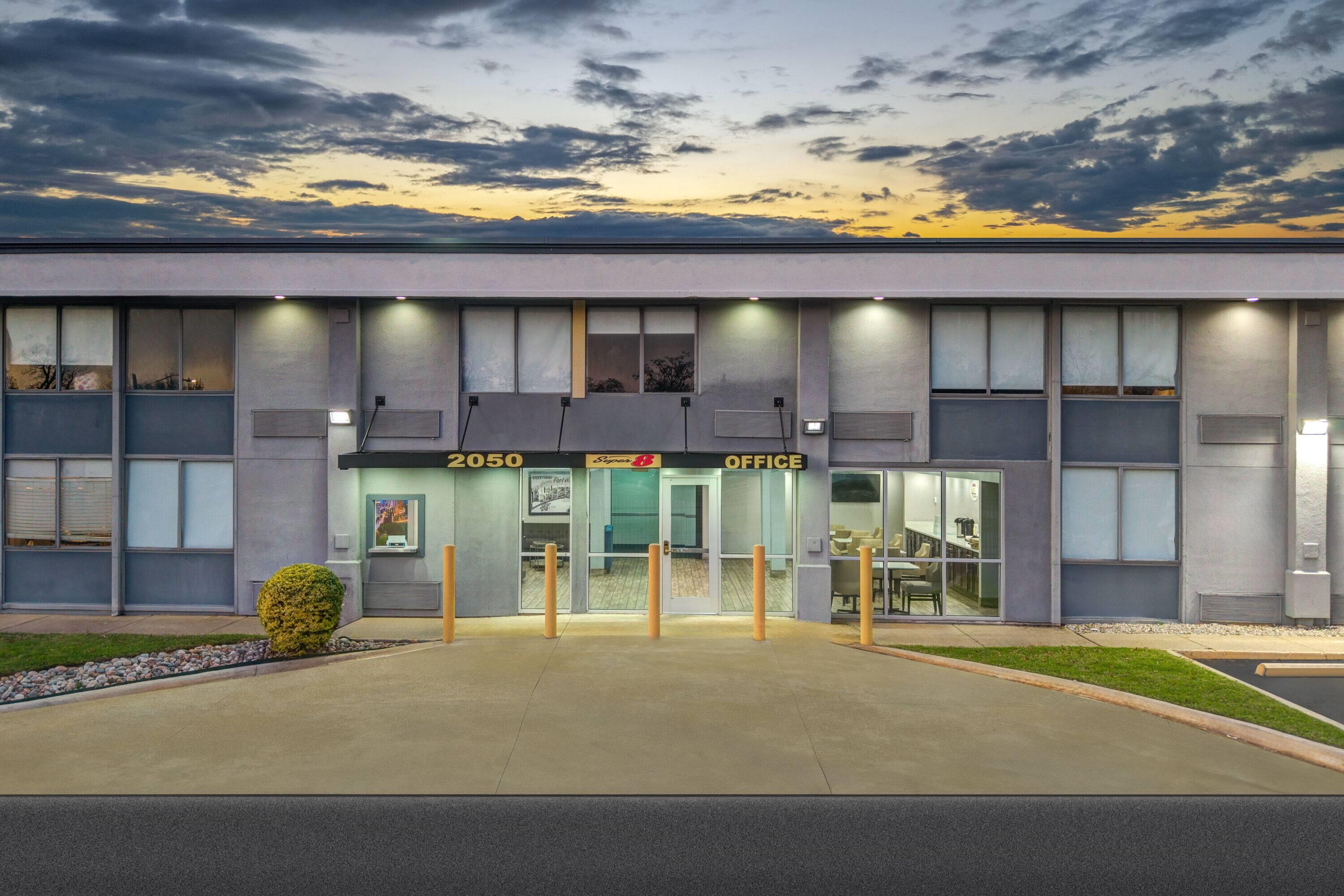 Exterior | Super 8 by Wyndham Fort Worth Entertainment District