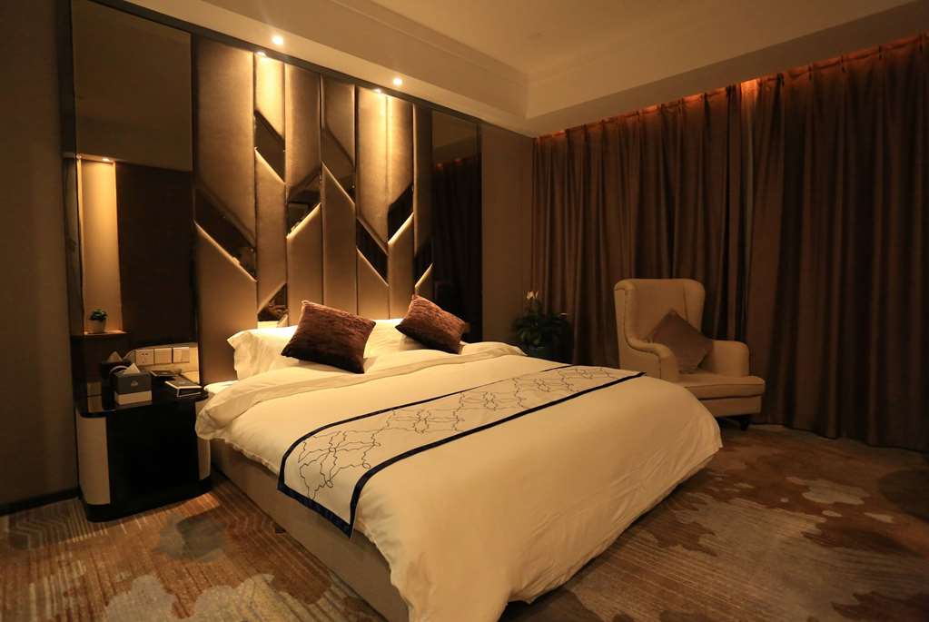 DAYS INN BUSINESS PLACE GOLDWI-guestroom-Guest Room,On-Site.jpg