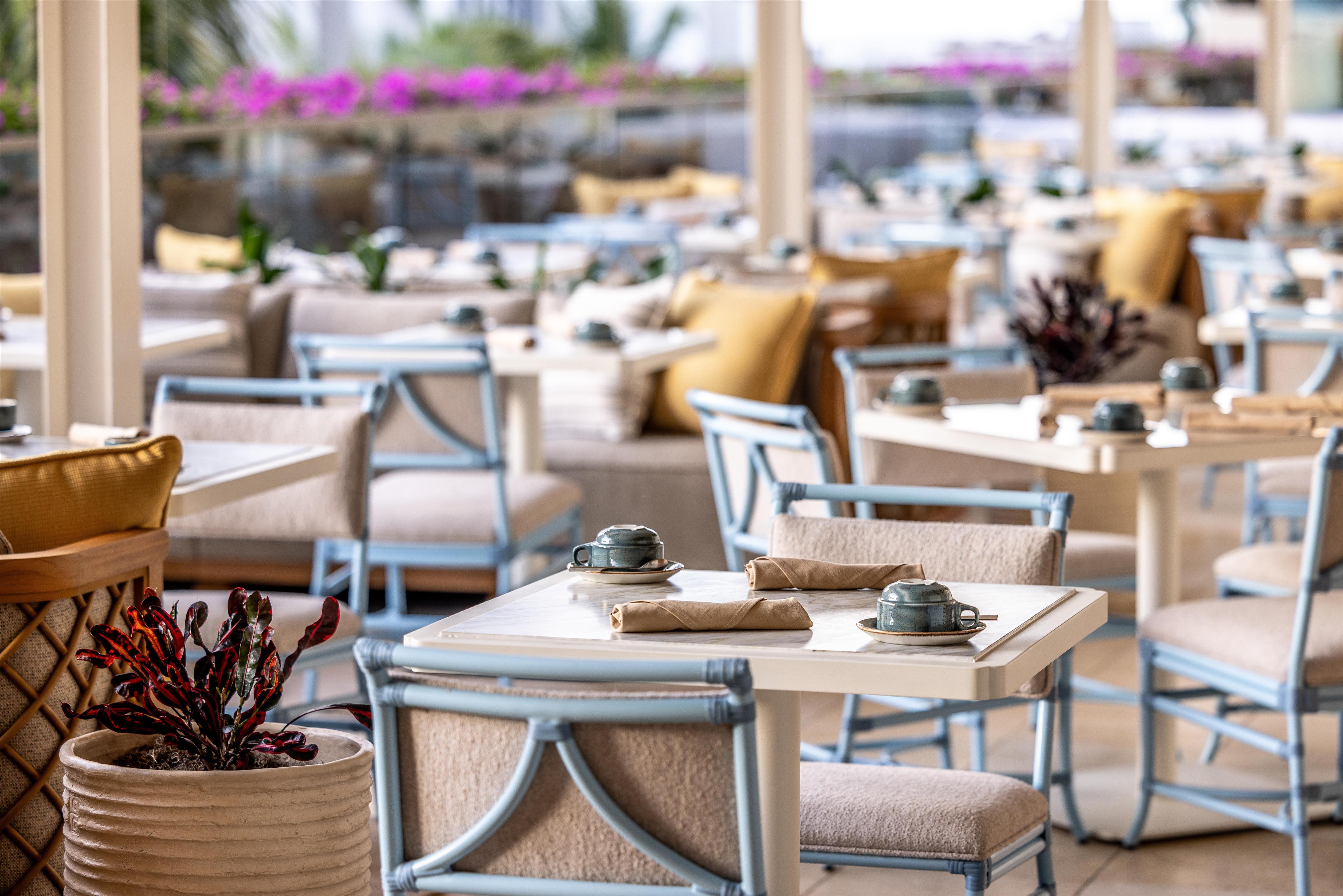 Restaurant | Ka Laʻi Waikiki Beach, LXR Hotels & Resorts