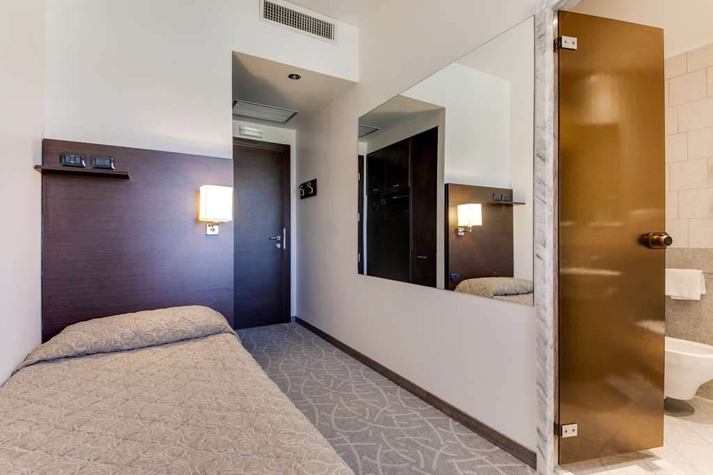 HOTEL BONOTTO DESENZANO-guestroom-Guest Room,On-Site.jpg
