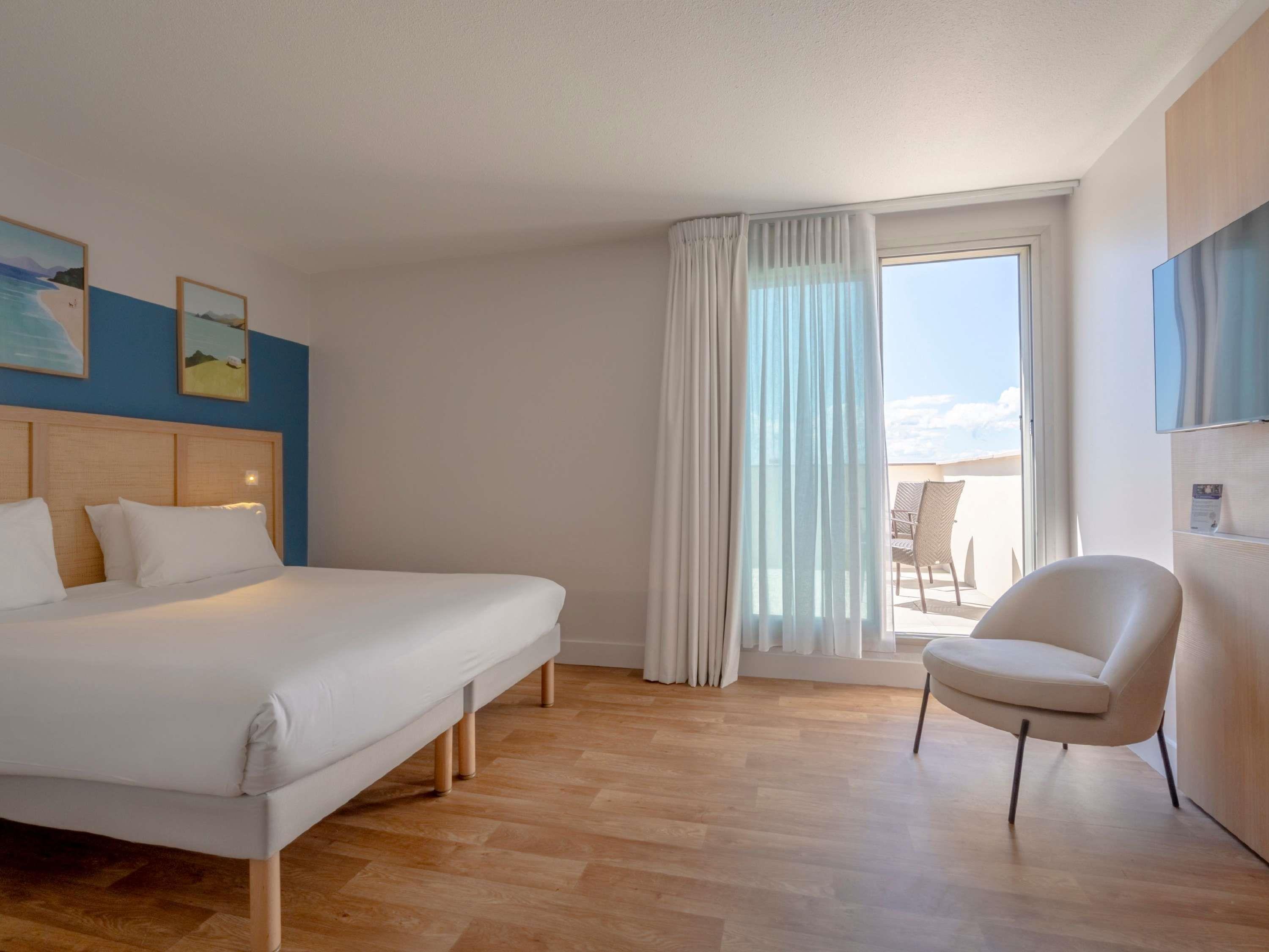 Ibis Styles Biarritz Plage Room Type - Family Room - 1 double bed or 2 singles & 1 sofa bed - sea view & terrace