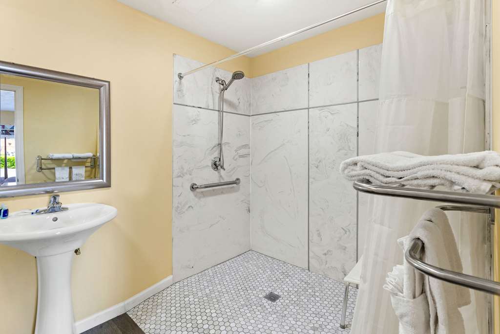 RODEWAY INN-guestroom-Guest Room,Bathroom,On-Site.jpg