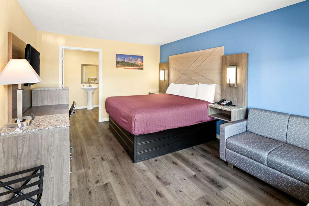 RODEWAY INN-guestroom-Guest Room,On-Site.jpg