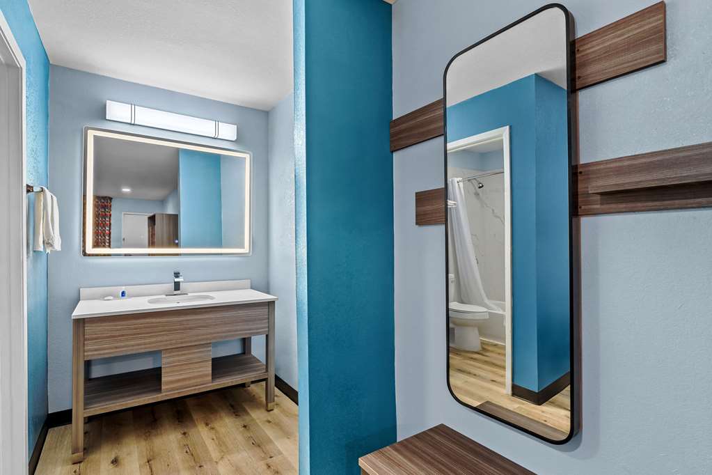 RODEWAY INN AND SUITES-guestroom-Guest Room,Bathroom,On-Site.jpg