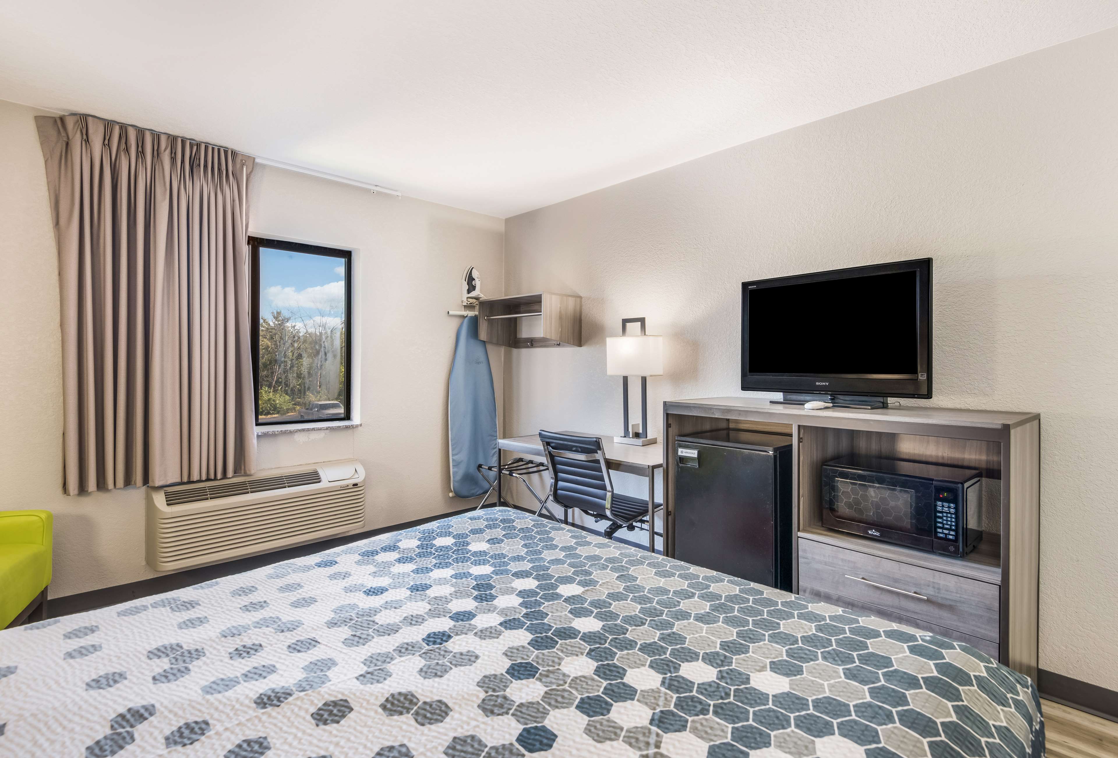 Queen Room image