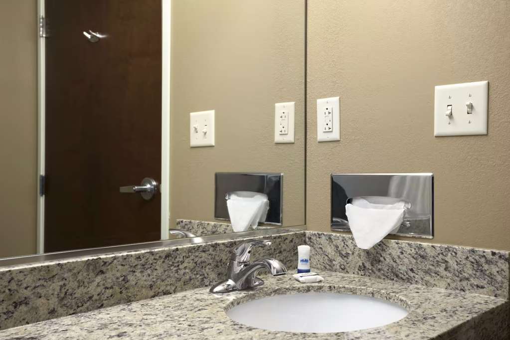 SONESTA ESSENTIAL FAIRMONT-guestroom-Guest Room,Bathroom,On-Site.jpg