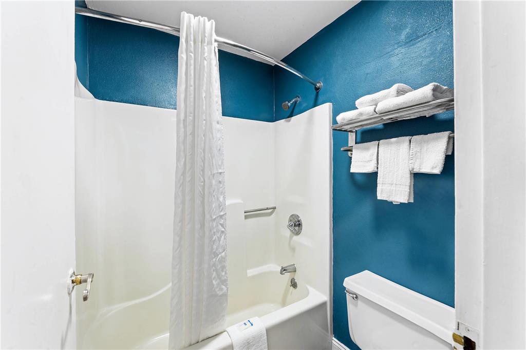 RODEWAY INN-guestroom-Guest Room,Bathroom,On-Site.jpg