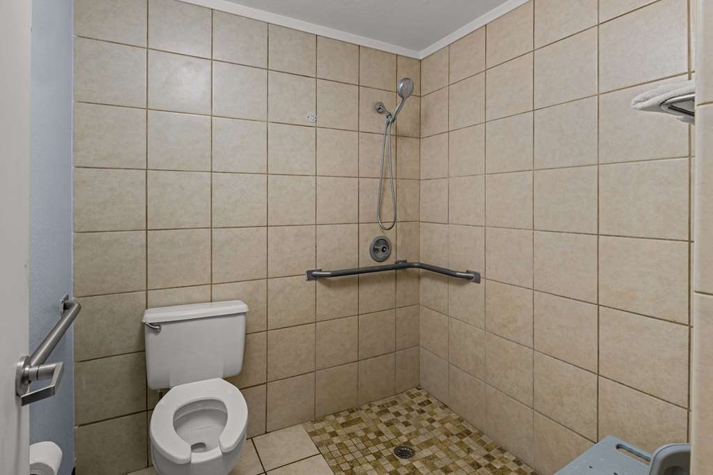 RODEWAY INN MIDLAND SOUTH-guestroom-Guest Room,Bathroom,On-Site.jpg