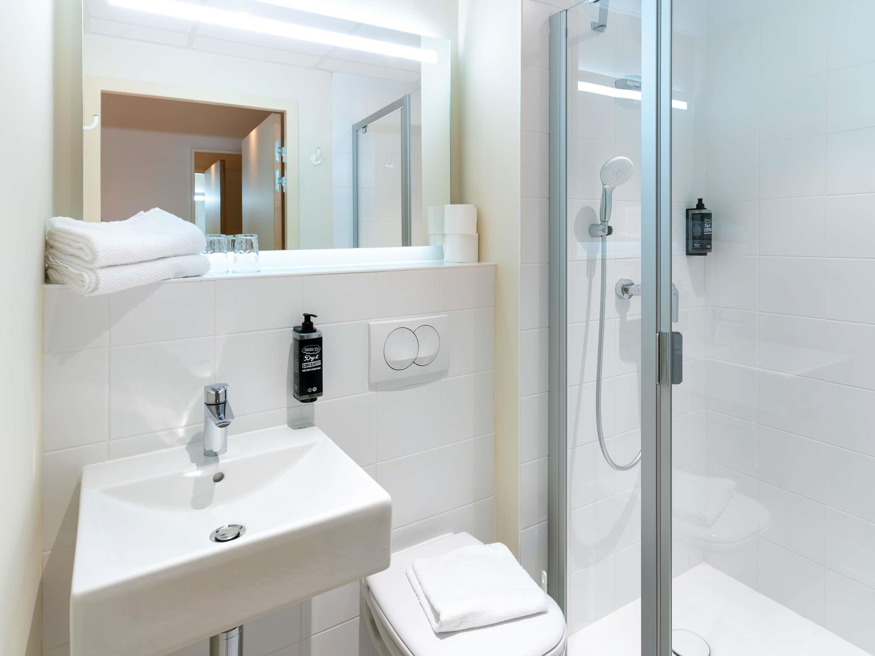 Ibis budget Morlaix Room Type - Standard Room - 1 double bed and 1 single bed