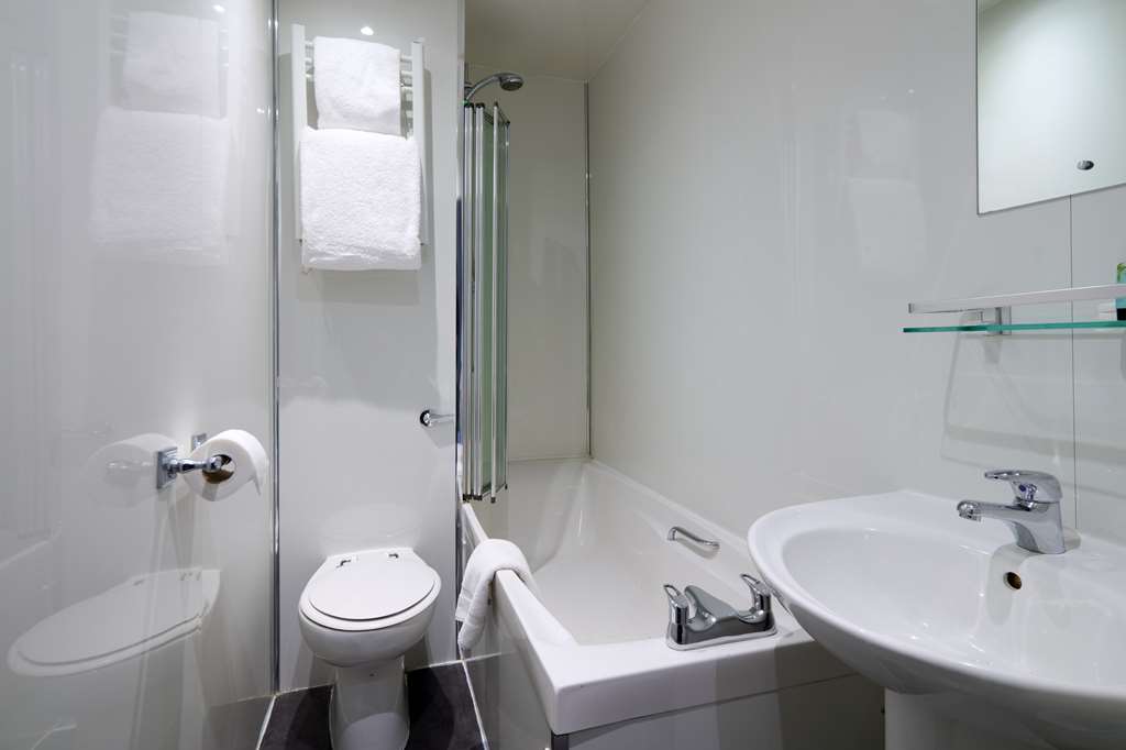 Best Western Glasgow Hotel-guestroom-Guest Room,Bathroom,On-Site.jpg