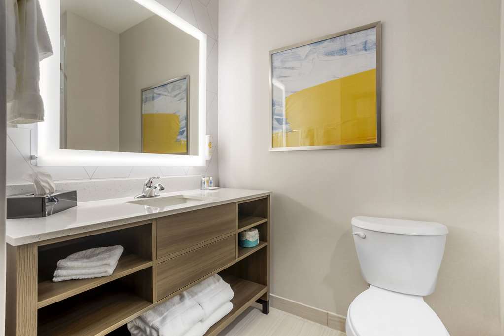 COMFORT INN AND SUITES HUNTSVILLE N-guestroom-Guest Room,Bathroom,On-Site.jpg