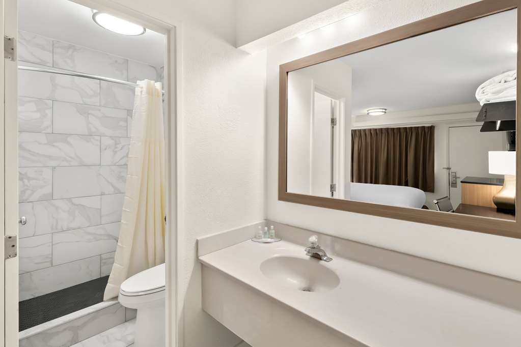 CLARION POINTE KENNESAW TOWN CENTER-guestroom-Guest Room,Bathroom,On-Site.jpg