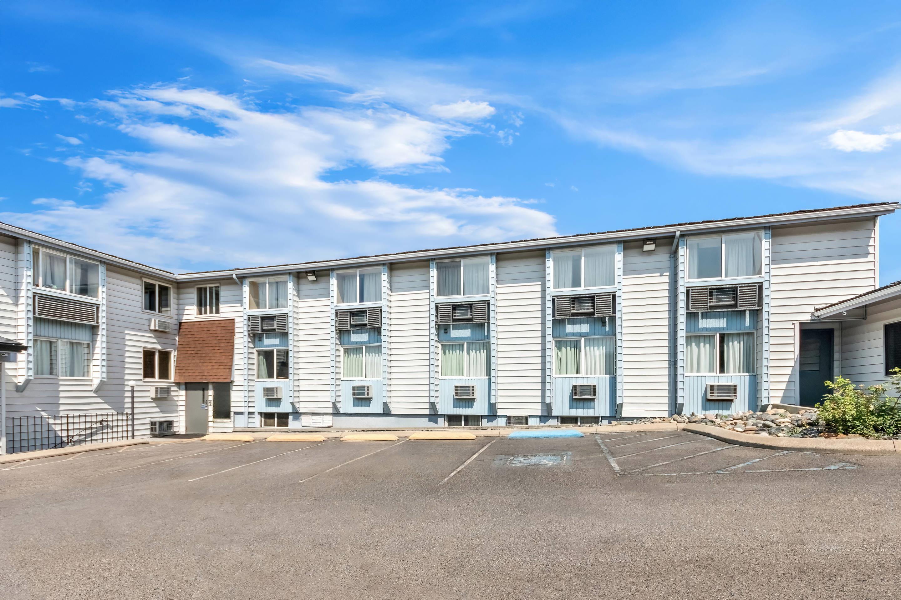 Hotel exterior | Rodeway Inn