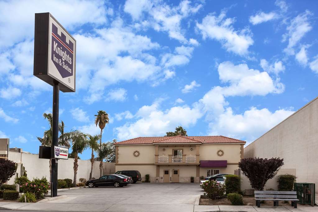 Howard Johnson by Wyndham Bakersfield