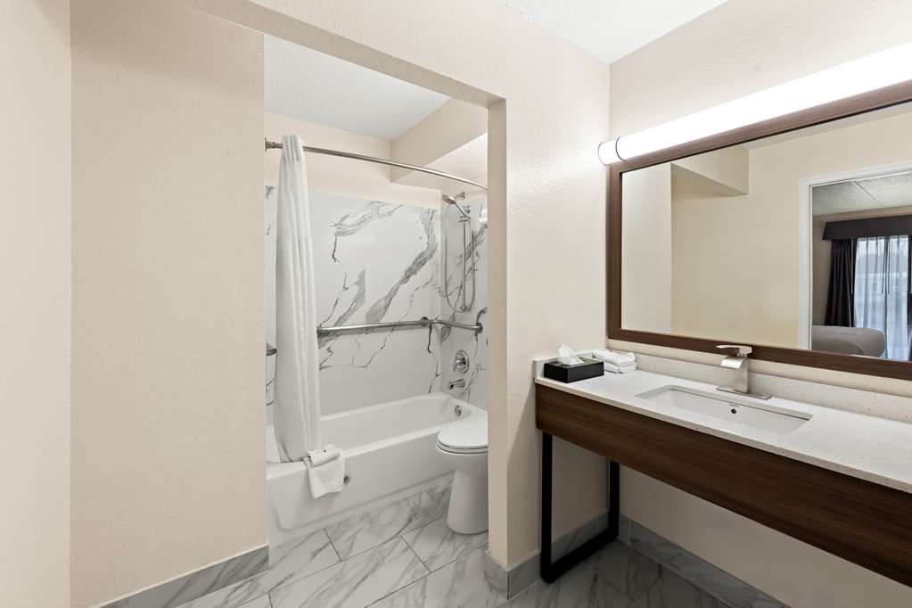QUALITY INN MASON NEAR KINGS ISLAND-guestroom-Guest Room,Bathroom,On-Site.jpg