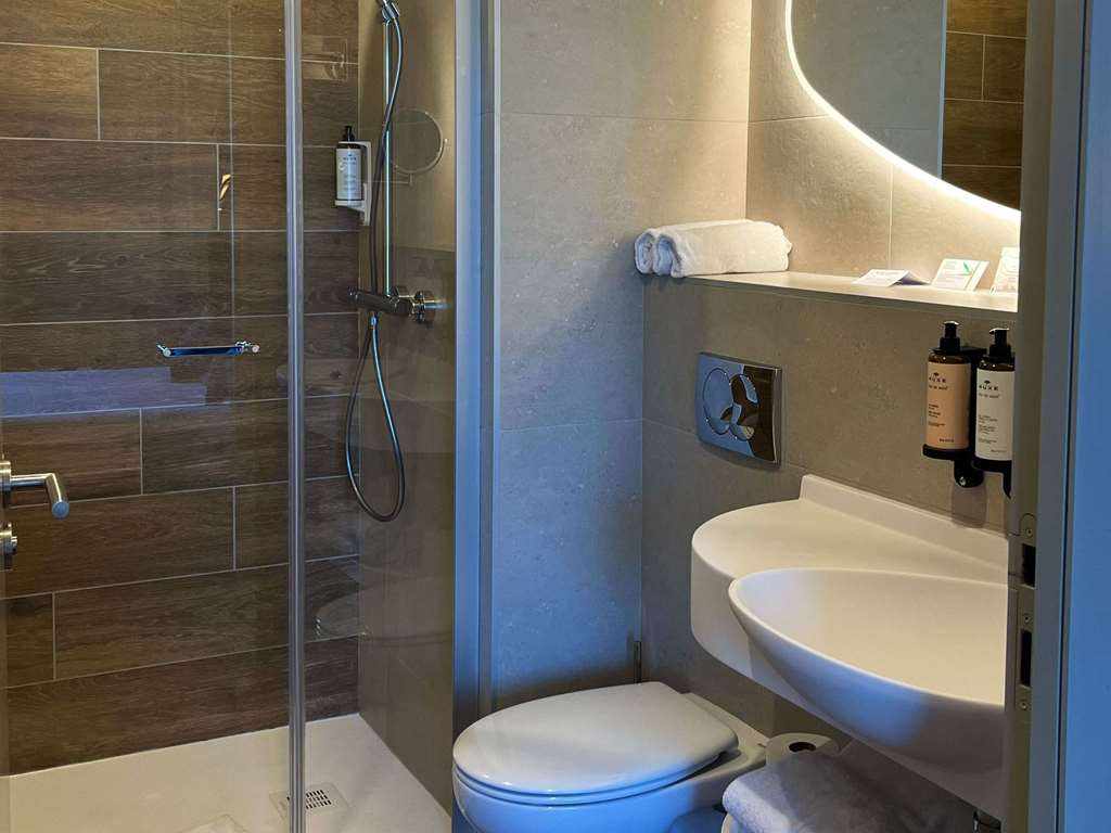 Mercure Aix-en-Provence La Duranne Gare TGV-guestroom-Guest Room,Bathroom,On-Site.jpg